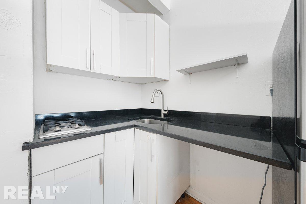 102 W 80th Street, New York, NY 10024, 2 Rooms Rooms,1 BathroomBathrooms,Residential,For Sale,MUSEUM PLAZA,80th,RLMX-101004