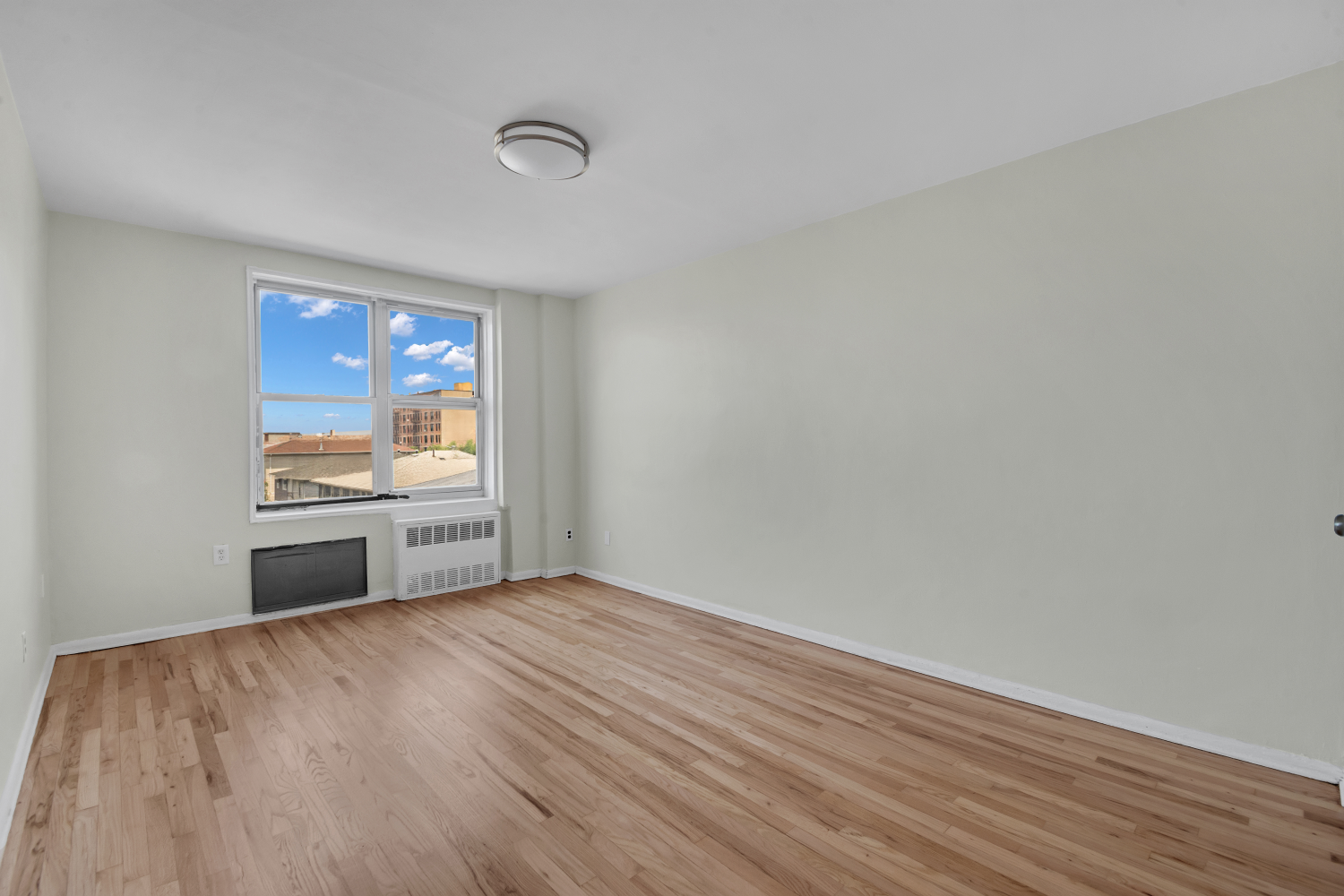 117-12 Ocean Promenade, New York, NY 11694, 1 Bedroom Bedrooms, 3 Rooms Rooms,1 BathroomBathrooms,Residential,For Sale,Hampton House,Ocean Promenade,RPLU-693023082325