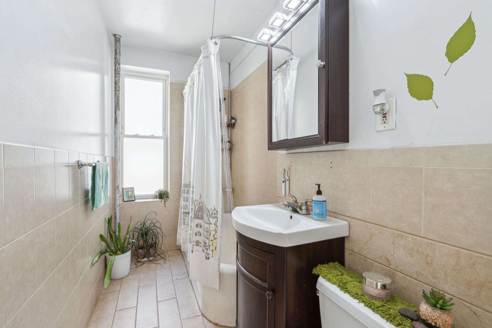 811 WALTON Avenue, New York, NY 10451, 1 Bedroom Bedrooms, 3 Rooms Rooms,1 BathroomBathrooms,Residential,For Sale,811 WALTON AVE OWNE,WALTON,RPLU-5123083304