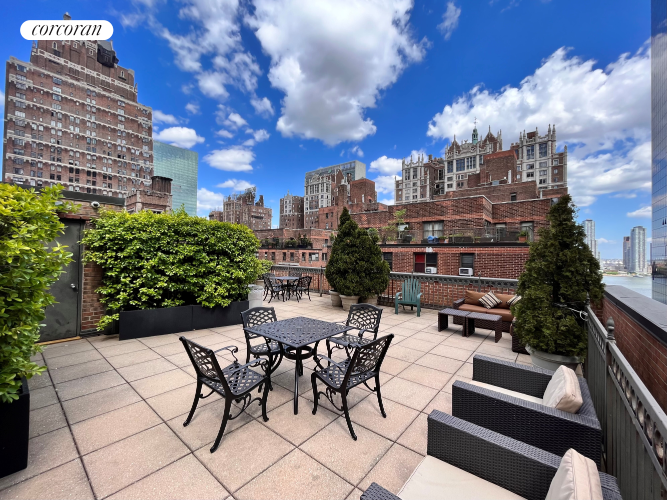 305 E 40TH Street, New York, NY 10017, 2 Rooms Rooms,1 BathroomBathrooms,Residential,For Sale,THE HAMILTON,40TH,RPLU-33423100680