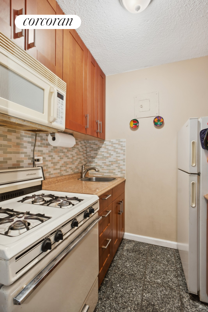 39-60 54TH Street, New York, NY 11377, 4 Rooms Rooms,1 BathroomBathrooms,Residential,For Sale,39-60 54TH STREET,54TH,RPLU-33423105923