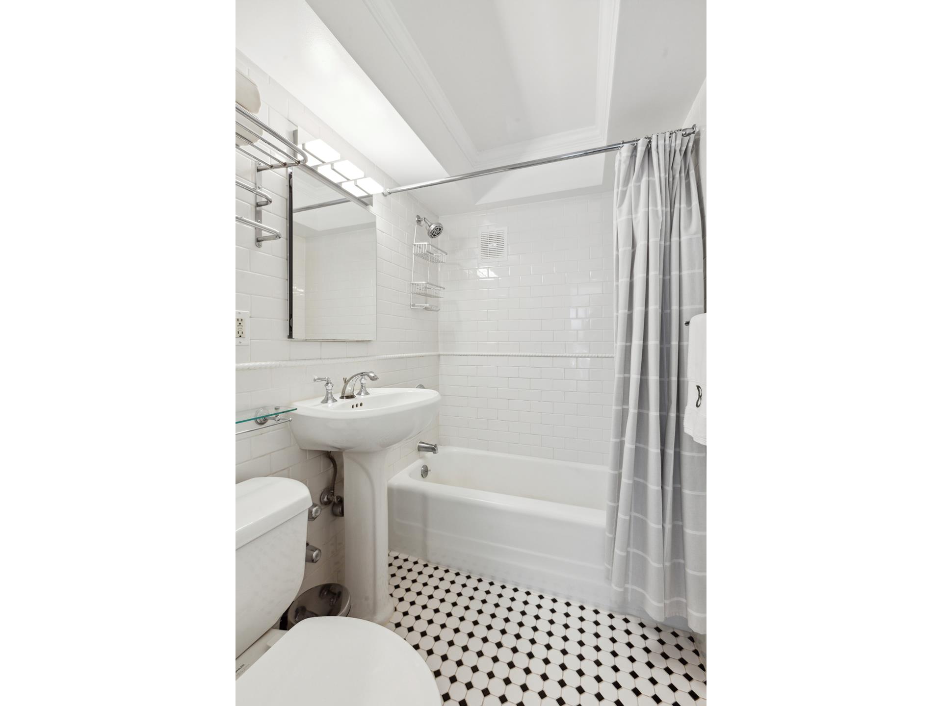 205 E 77TH Street, New York, NY 10075, 2 Rooms Rooms,1 BathroomBathrooms,Residential,For Sale,DOVER HOUSE,77TH,RPLU-5123105827