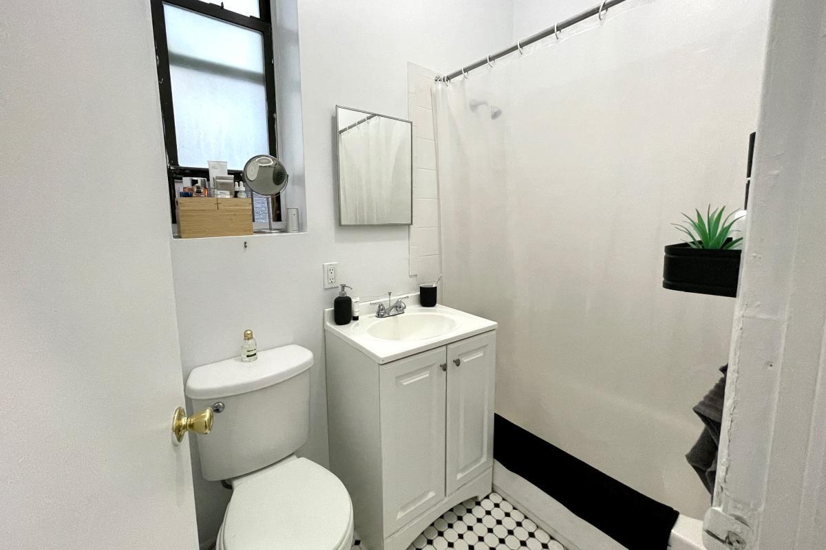 164 E 107th Street, New York, NY 10029, 1 Bedroom Bedrooms, 3 Rooms Rooms,1 BathroomBathrooms,Residential Lease,For Rent,107th,OLRS-2097084