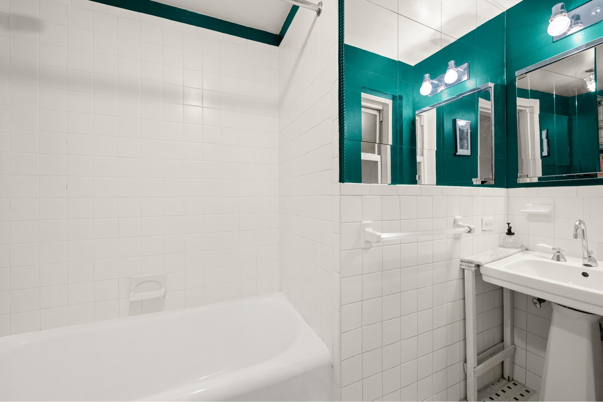 321 E 43RD Street, New York, NY 10017, 2 Rooms Rooms,1 BathroomBathrooms,Residential,For Sale,CLOISTER,43RD,RPLU-5123125519