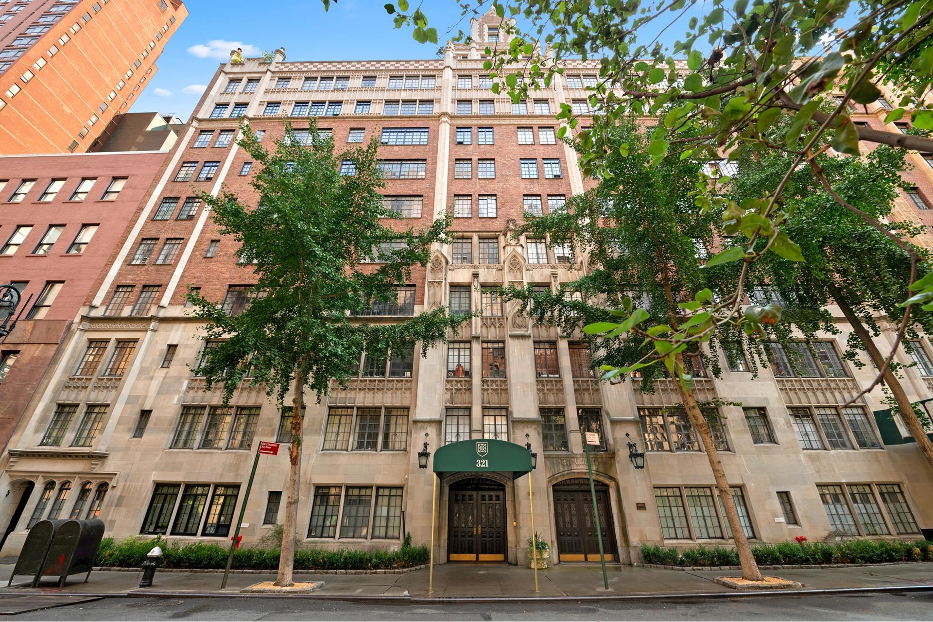 321 E 43RD Street, New York, NY 10017, 2 Rooms Rooms,1 BathroomBathrooms,Residential,For Sale,CLOISTER,43RD,RPLU-5123125519