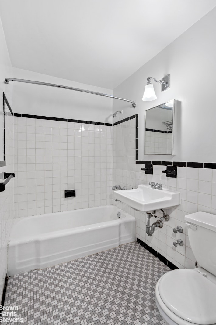 212 E BROADWAY, New York, NY 10002, 2 Rooms Rooms,1 BathroomBathrooms,Residential,For Sale,SEWARD PARK,BROADWAY,RPLU-63223055942