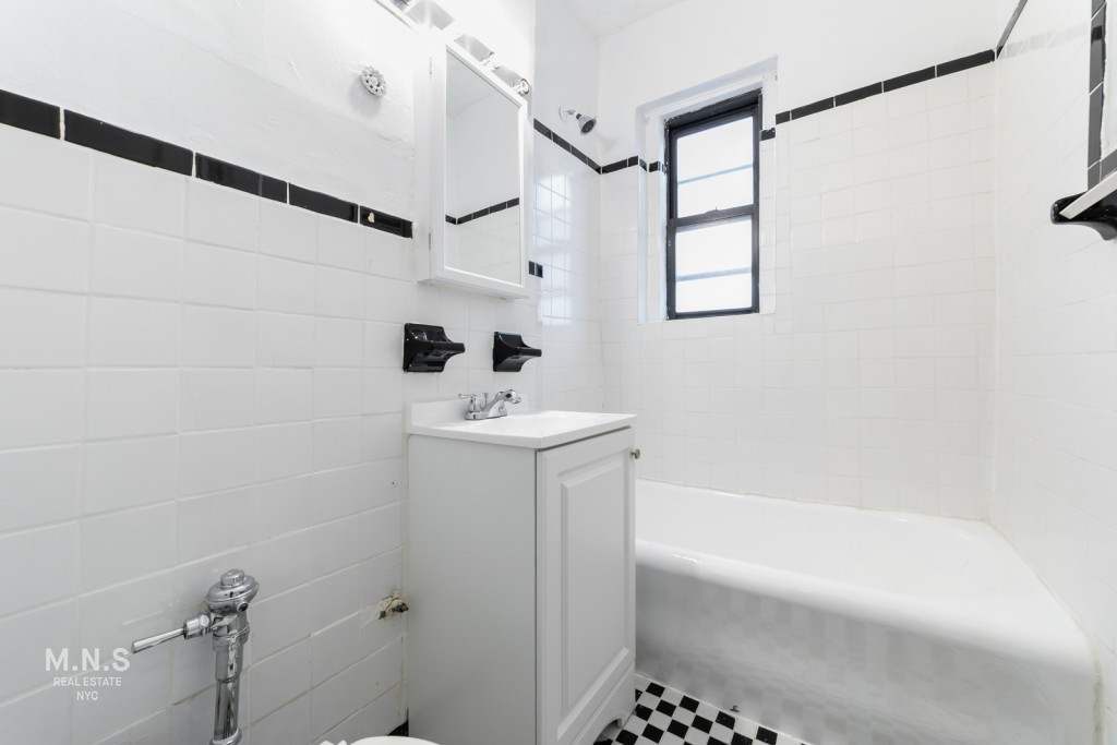 43-34 49th Street, New York, NY 11104, 2 Rooms Rooms,1 BathroomBathrooms,Residential Lease,For Rent,49th,OLRS-00011951038