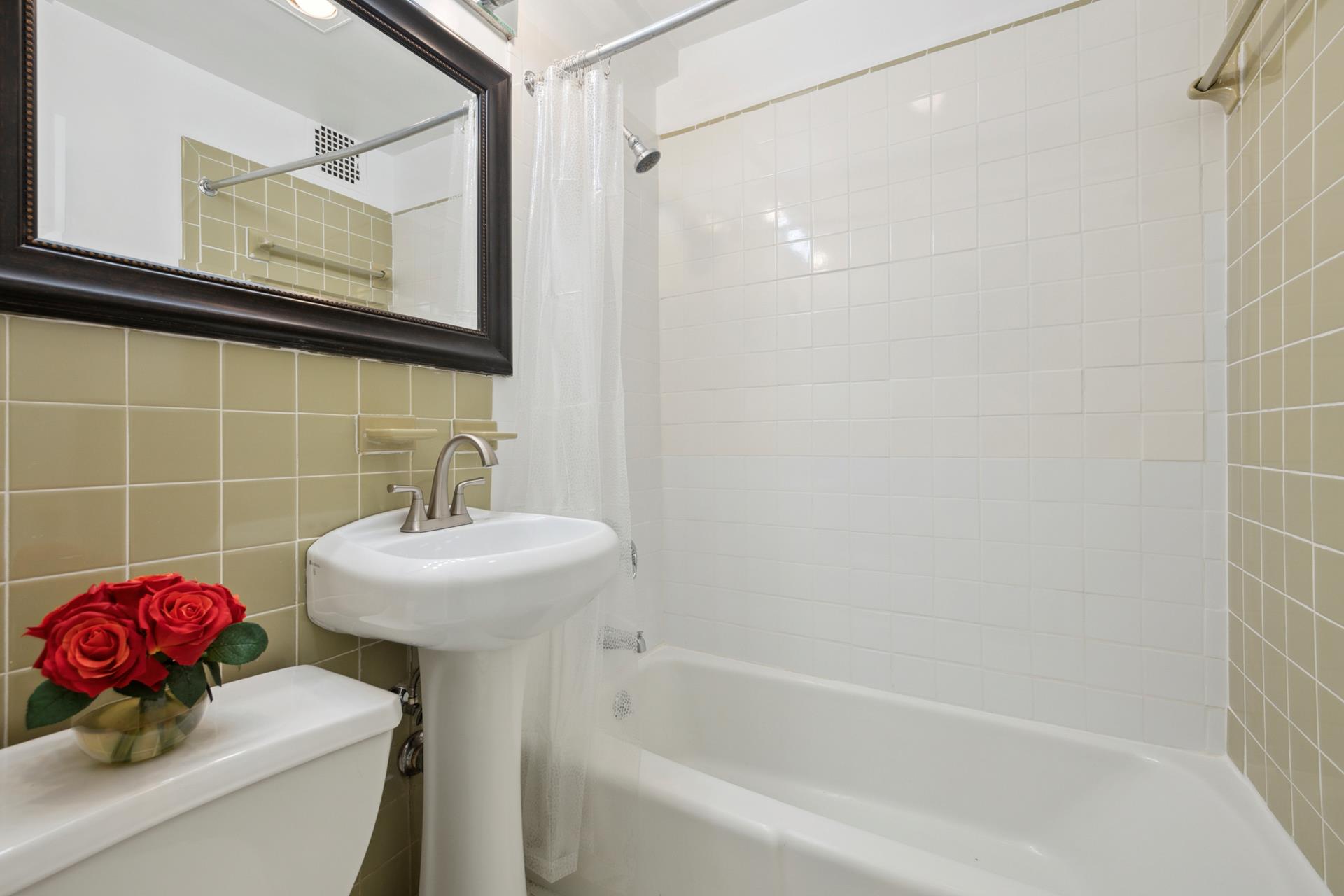 482 E 74TH Street, New York, NY 10021, 1 Bedroom Bedrooms, 1 Room Rooms,1 BathroomBathrooms,Residential,For Sale,74TH,RPLU-5123173065