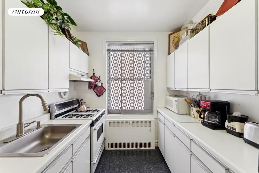 111-15 75TH Avenue, New York, NY 11375, 1 Bedroom Bedrooms, 6 Rooms Rooms,1 BathroomBathrooms,Residential,For Sale,ESSEX HOUSE,75TH,RPLU-33423167416