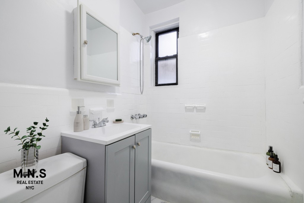 136-39 41st Avenue, New York, NY 11355, 1 Bedroom Bedrooms, 3 Rooms Rooms,1 BathroomBathrooms,Residential,For Sale,41st,OLRS-2100689