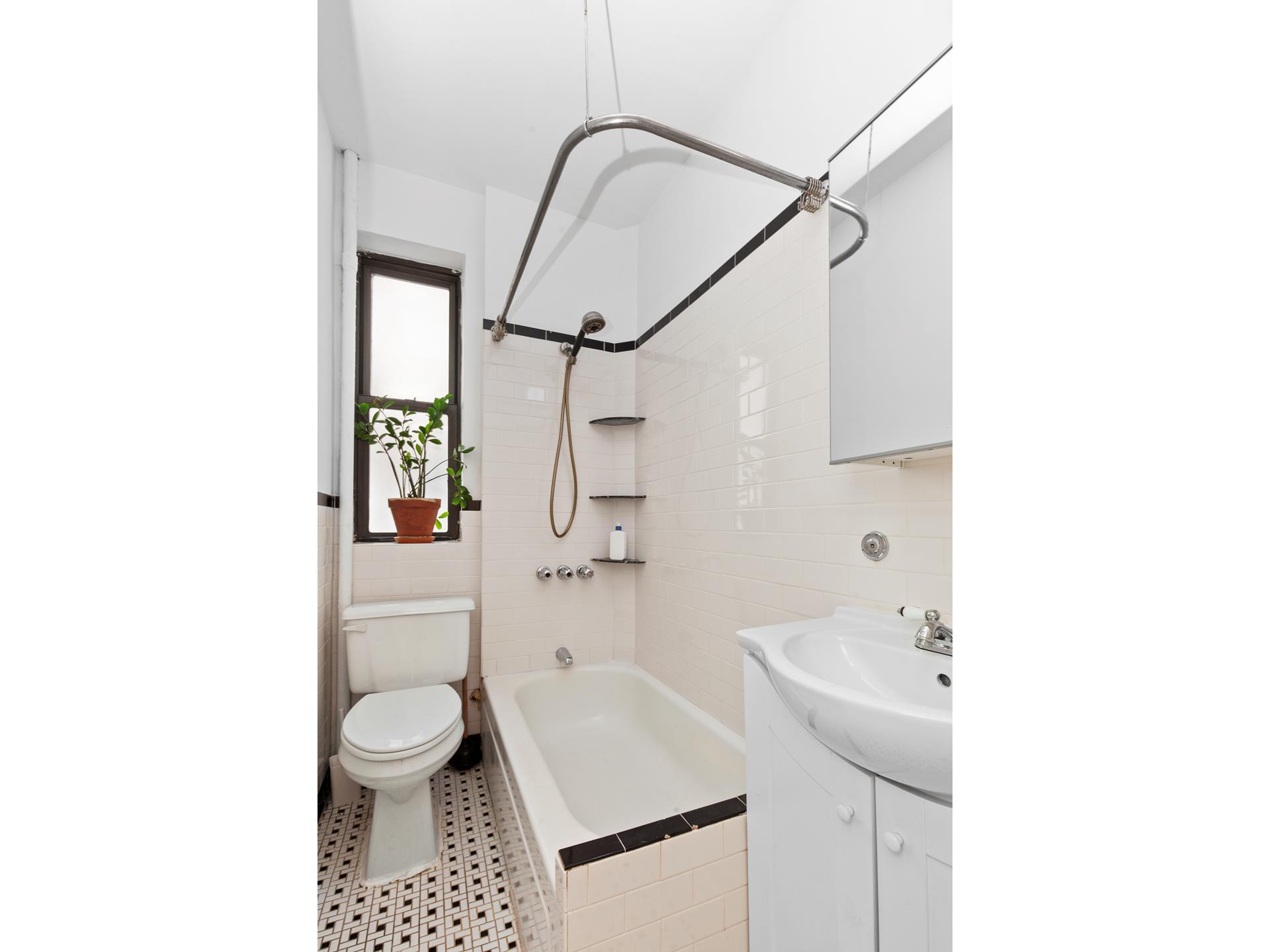 139 W 142ND Street, New York, NY 10030, 2 Bedrooms Bedrooms, 5 Rooms Rooms,1 BathroomBathrooms,Residential,For Sale,142ND,RPLU-5123182107