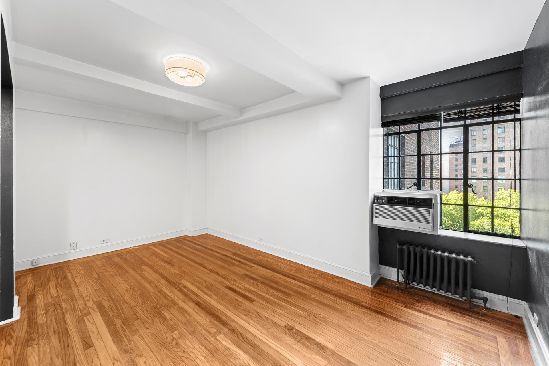 25 TUDOR CITY Place, New York, NY 10017, 1 Room Rooms,1 BathroomBathrooms,Residential,For Sale,TUDOR TOWER,TUDOR CITY,RPLU-5123182466