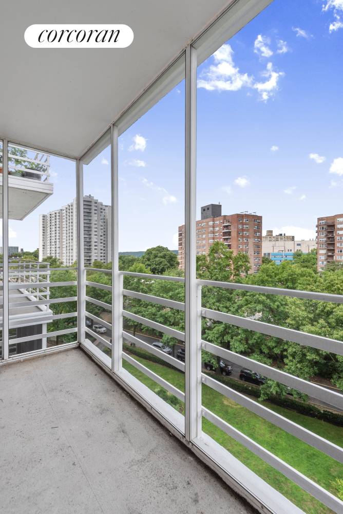 3530 HENRY HUDSON Parkway, New York, NY 10463, 1 Bedroom Bedrooms, 5 Rooms Rooms,1 BathroomBathrooms,Residential,For Sale,THE PARKWAY HOUSE,HENRY HUDSON,RPLU-33423080771