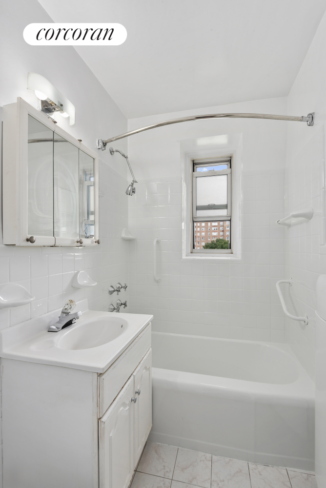 3530 HENRY HUDSON Parkway, New York, NY 10463, 1 Bedroom Bedrooms, 5 Rooms Rooms,1 BathroomBathrooms,Residential,For Sale,THE PARKWAY HOUSE,HENRY HUDSON,RPLU-33423080771