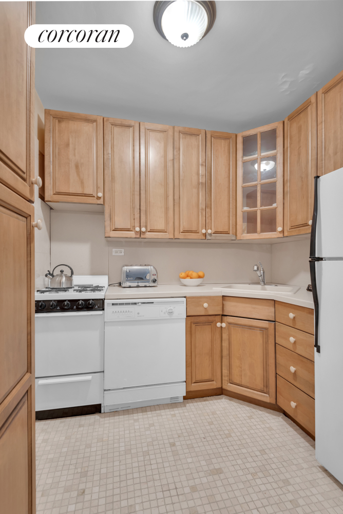 205 E 63RD Street, New York, NY 10065, 2 Rooms Rooms,1 BathroomBathrooms,Residential,For Sale,63RD,RPLU-33423177513