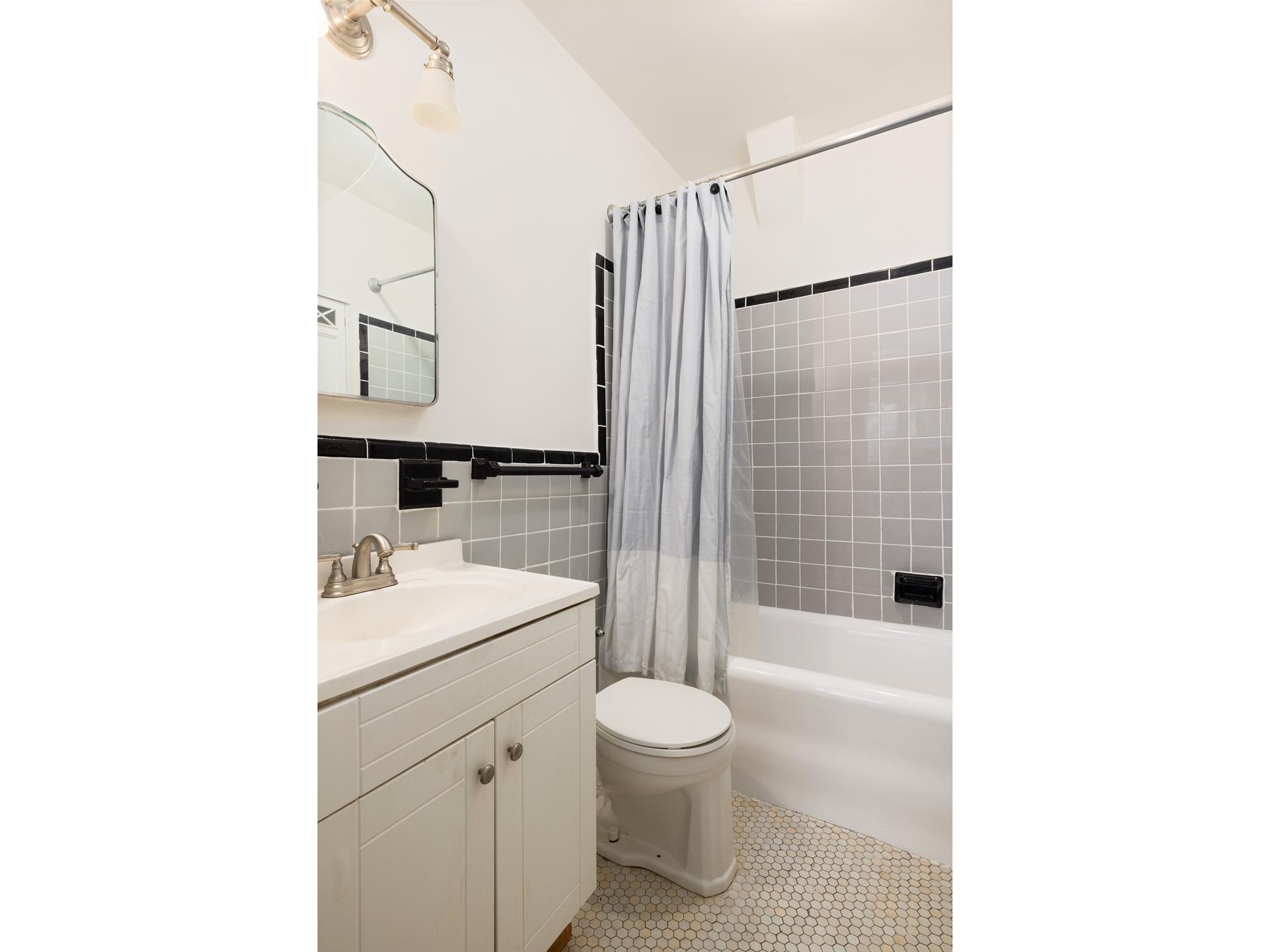 121 W 72ND Street, New York, NY 10023, 2 Rooms Rooms,1 BathroomBathrooms,Residential,For Sale,72ND,RPLU-5123049914