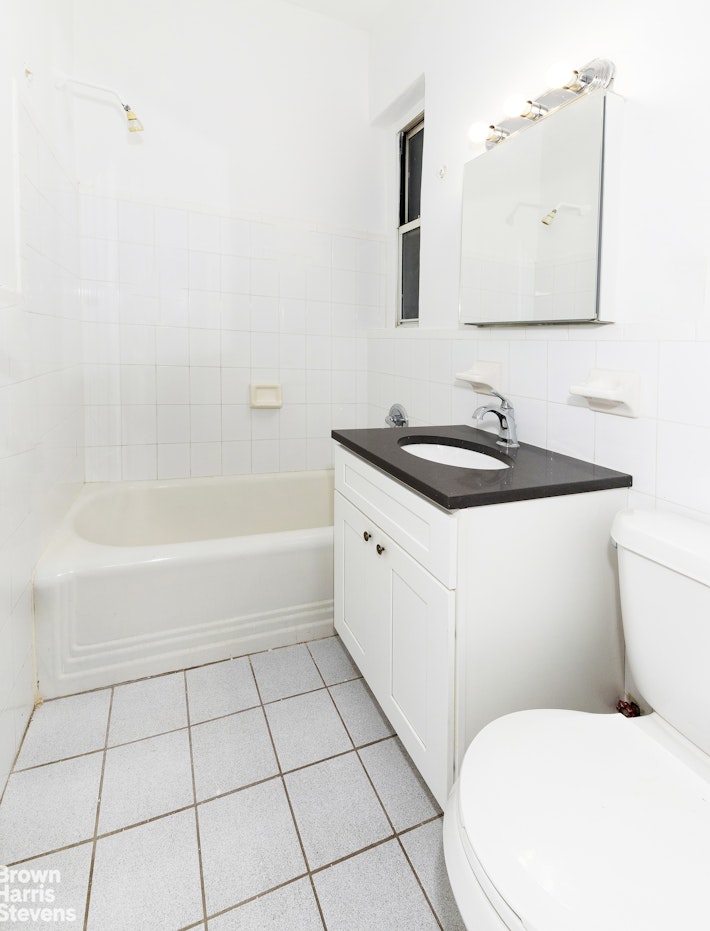 320 E 83RD Street, New York, NY 10028, 1 Bedroom Bedrooms, 3 Rooms Rooms,1 BathroomBathrooms,Residential,For Sale,83RD,RPLU-63223126005