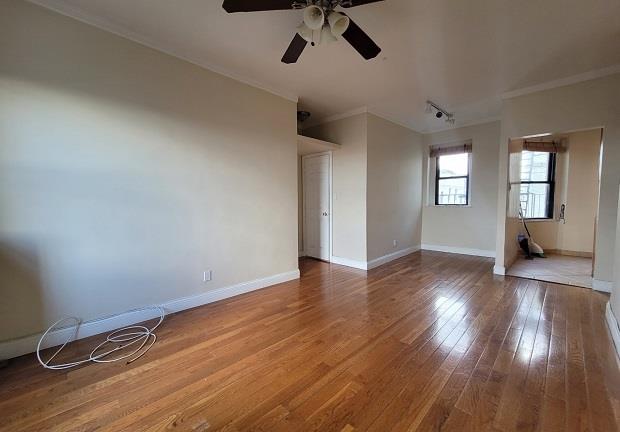 21-77 33rd Street, New York, NY 11105, 2 Bedrooms Bedrooms, 4 Rooms Rooms,1 BathroomBathrooms,Residential,For Sale,33rd,OLRS-1920847