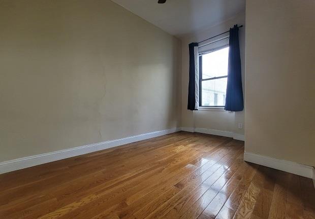 21-77 33rd Street, New York, NY 11105, 2 Bedrooms Bedrooms, 4 Rooms Rooms,1 BathroomBathrooms,Residential,For Sale,33rd,OLRS-1920847