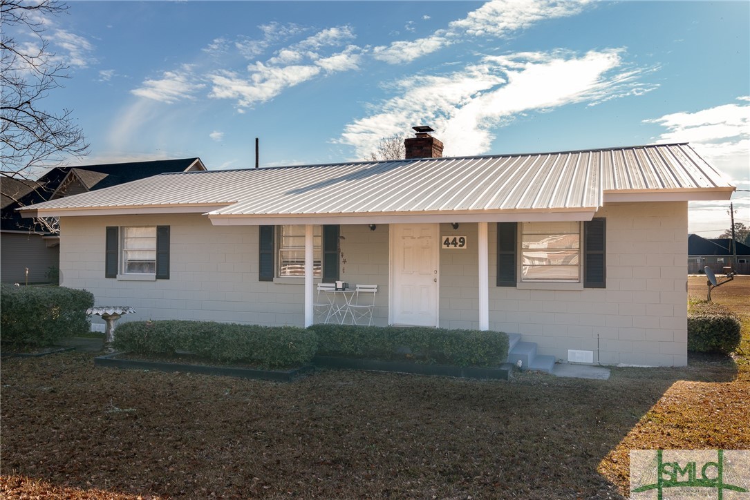 Thoughtfully renovated 3BR/2BA on 0.58ac with no HOA in highly sought-after South Effingham schools. Large level lot, LVP flooring, metal roof, updated bathrooms, kitchen, and newer appliances. 5 minutes to schools, 20 minutes to SAV airport, 30 minutes into the city. Don’t miss this opportunity!