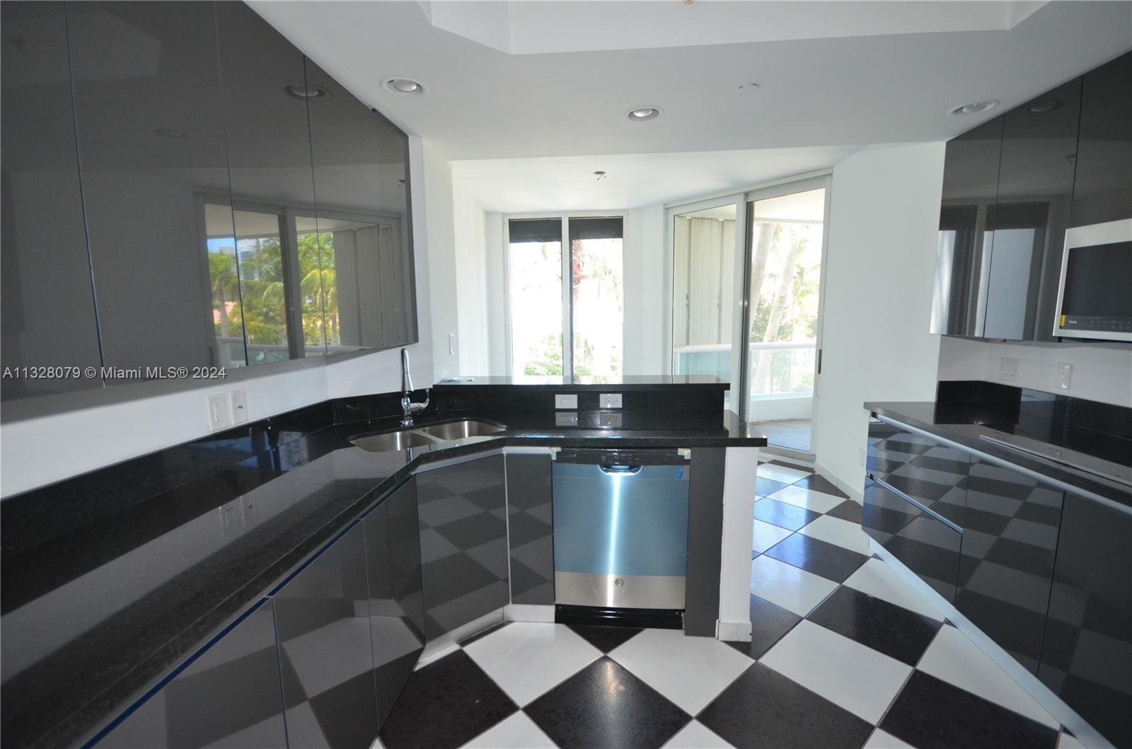 Amazing & modern 2/2 in the heart of Aventura in state of the art building with great amenities