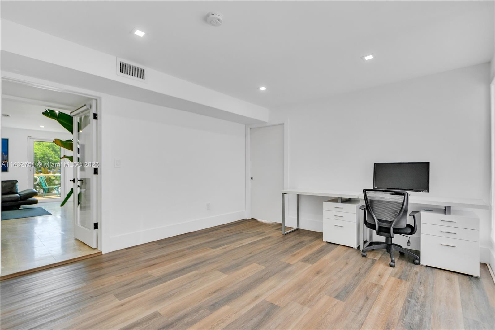 Listing Photo 11