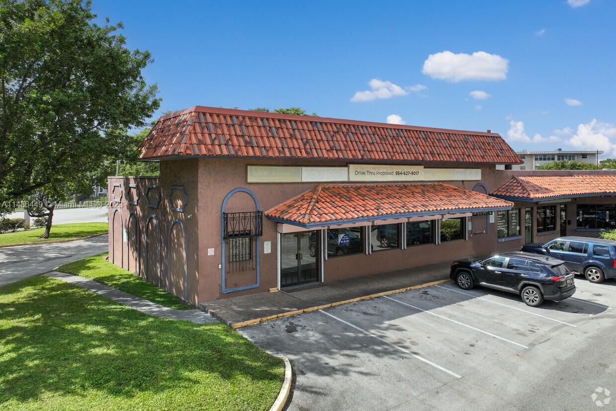 6,960 SF Retail store space. This space can be subdivided down to 3,600 SF depending on your usage.  First Floor, vacant and ready to move in today! The Oakland Shopping Center is a 98,629-square-foot retail center housing local, service-focused tenants, including restaurants, sports bars, bakeries, and food markets. It also offers office space on along the retail strip and the second floor. The center is easily accessible with dedicated turning lanes, signalized intersections, and prominent pylon and monument signage along N State Rd 7, NW 41st St, and NW 44th St. and lies just south of Commercial Blvd. Demand for retail space in Fort Lauderdale are high, causing vacancies to rapidly decrease in the area.