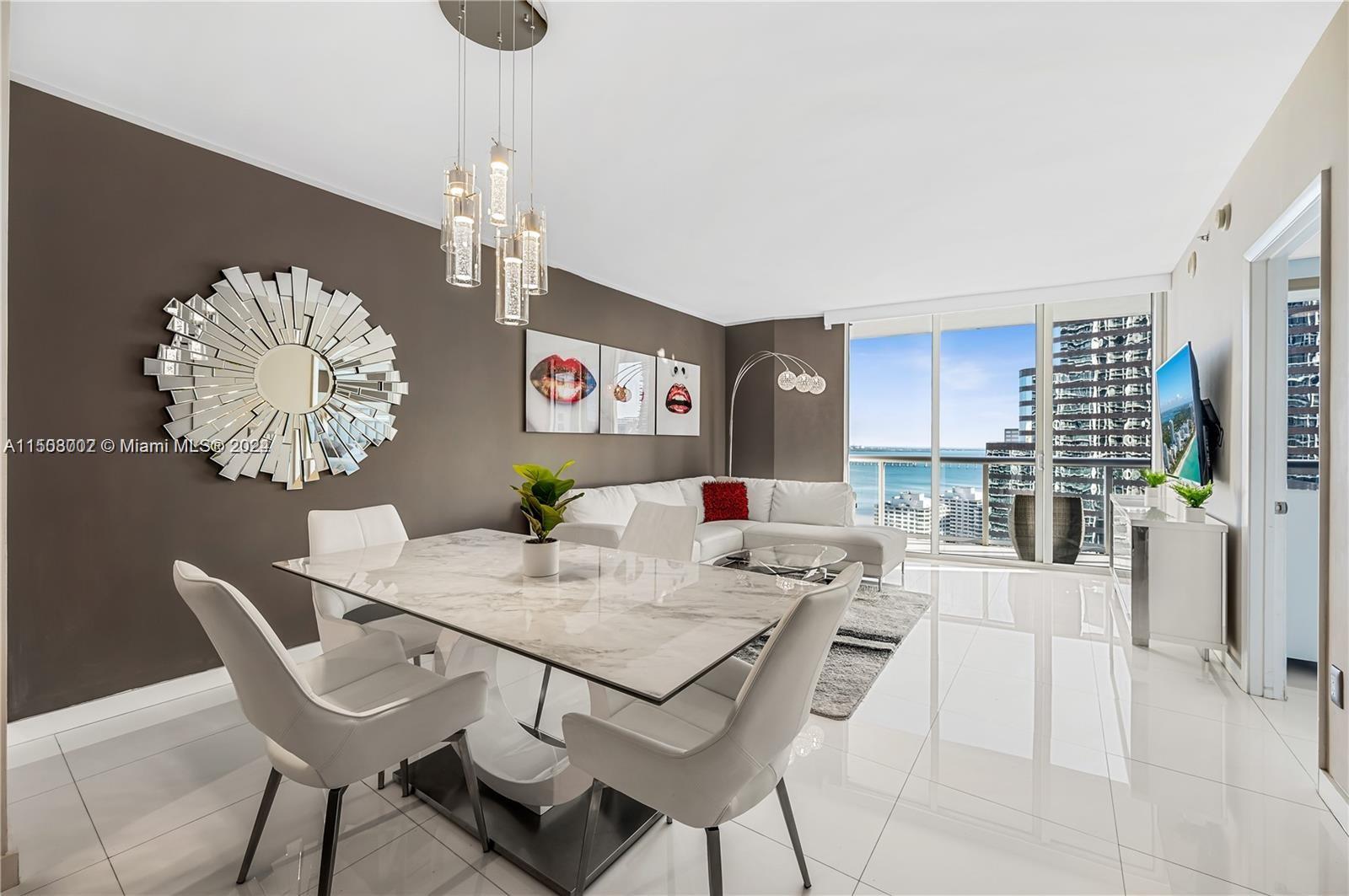 Located on the 31st floor, boasting exceptional City & Water Views from the perfectly situated 09 Line. Discover your newest investment property/vacation unit, in the heart of Brickell. State of the art Amenities, such as the Spa, Olympic sized Pool, Gym, and Fine Dining.