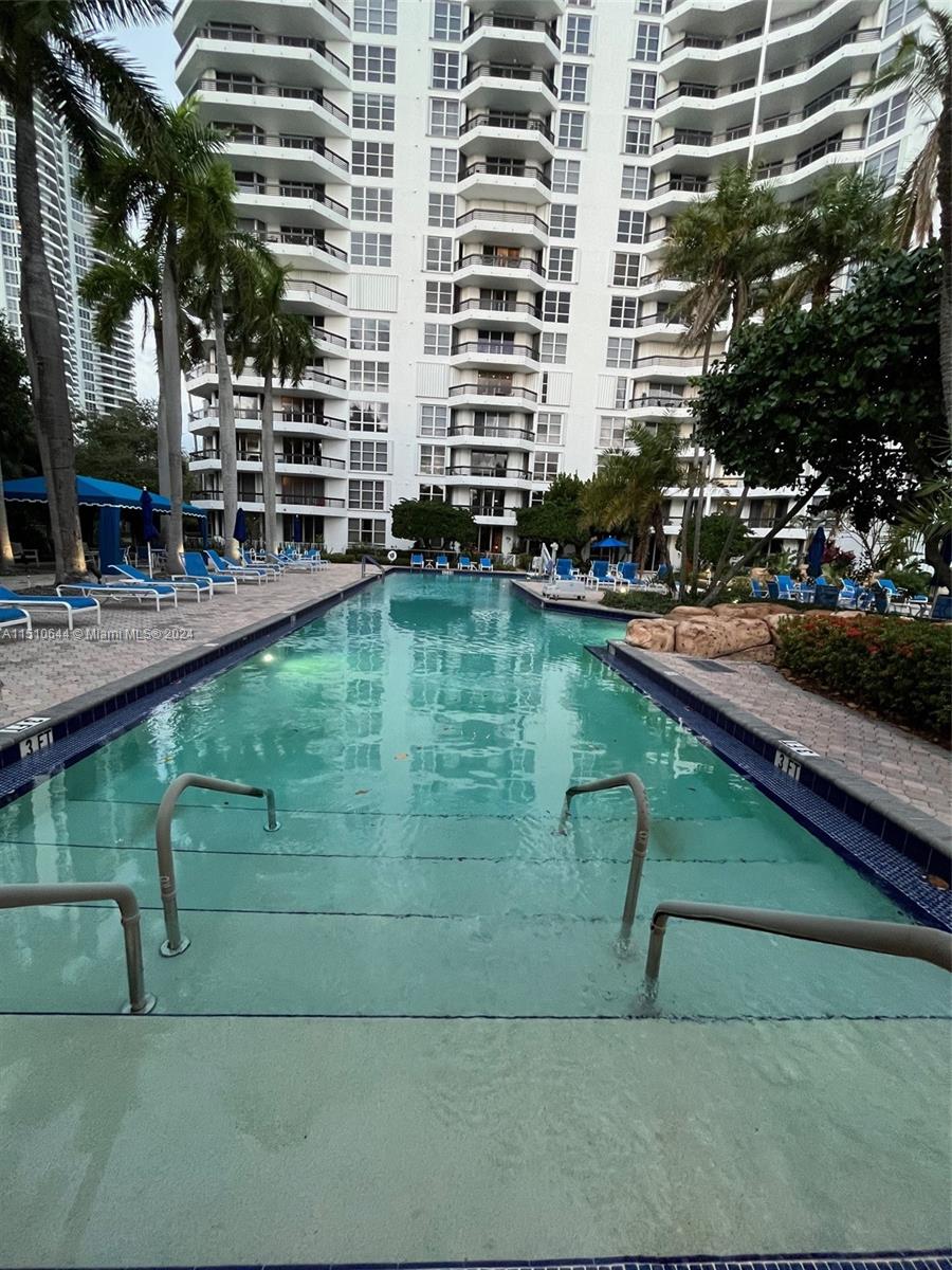 Beautiful unit, large master bedroom with large closet. Update Kitchen with washer and dryer inside the unit. Come with storage room. Nice views of the bay, pool and tennis courts. Plenty of amenities such as Tennis courts, fitness, restaurant, mini market, Sauna, Pickleball, Basketball and marina boardwalk. Close to Aventura Mall and Sunny Isles.