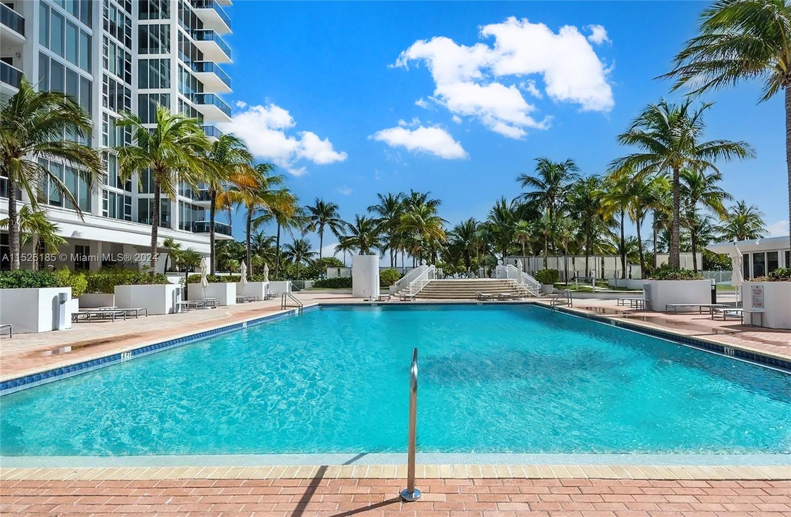 Great 2/2 apt at totally renovated Harbour House building, directly on the ocean. Amenities include market, gym, party room, pool, valet, beach service, and much more! Easy to show. Text LA