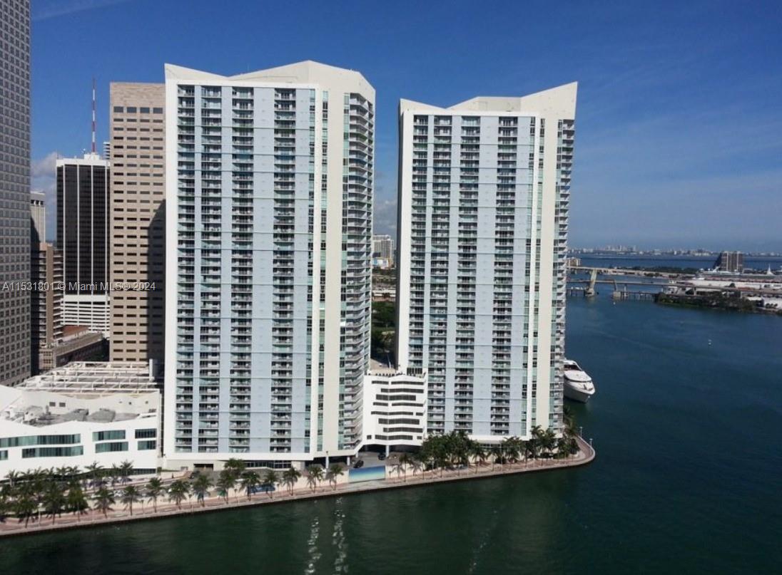 Excellent location ! Magnificent unobstructed  water and city views,ample light in unit. Open kitchen with granite countertops. Laminated wood floor throughout. Tile floors in bathrooms. Great amenities including resort style renovated pool , fitness center, jacuzzi, party room, convenience store, concierge and valet. Walking distance to Brickell Ave., Art Center, Museums and fantastic restaurant in Bldg. Full service building with gated entrance and modern secure access. Amenities include 24 hr security, valet parking garage, 2 swimming pools, 2 fitness centers.