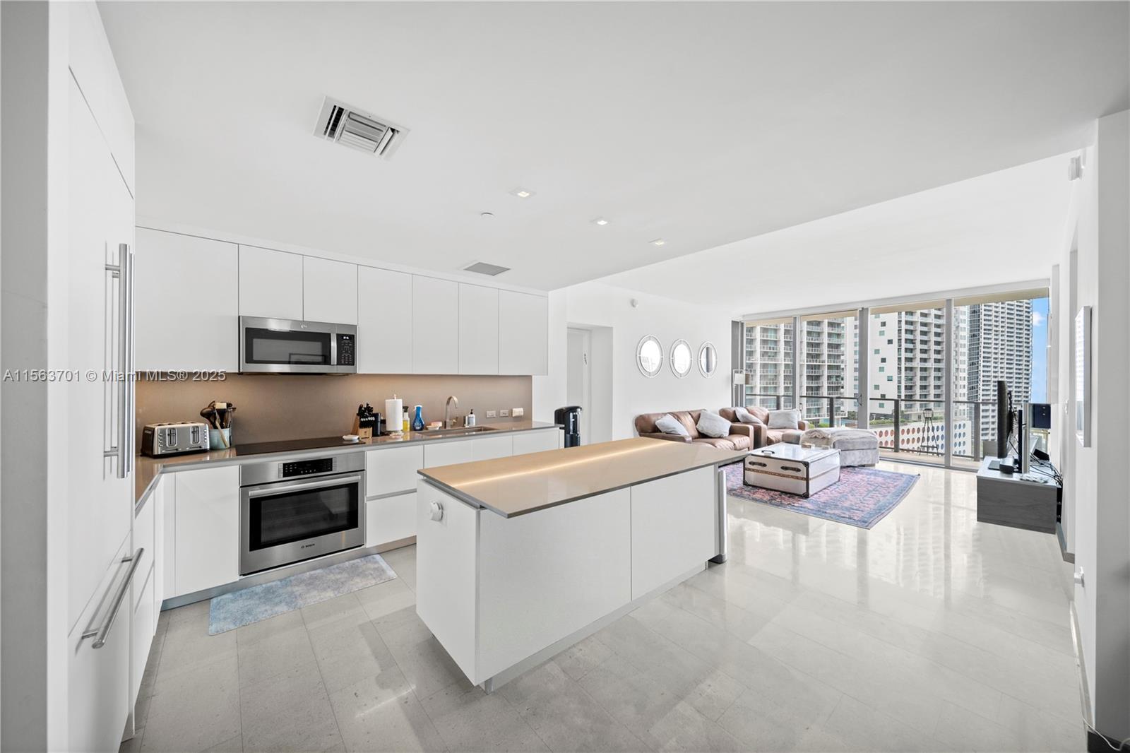 68 SE 6th St #1007, Miami, Florida image 3