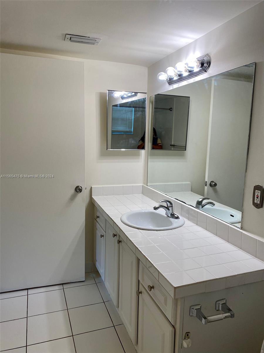 8363 Lake Dr #101, Doral, Florida image 10