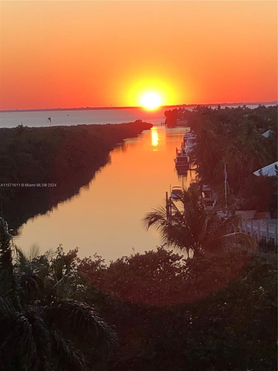 Enjoy the peace and relax of Key Biscayne. Unique and spacious 6th floor 2/2 unit with amazing breathtaking sunset views. Washer and dryer in unit, comfortable closets and remodeled bathroom. 2 swimming pools, tennis courts, gym, sauna and steam room, Restaurant, BBQ area, children's play room, beauty salon, projection room & the beach.