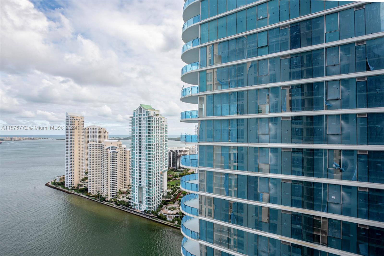 Reduced!! This is one of today's best locations in Miami. At the epicenter of Brickell and downtown's atmosphere.
Walking distance to everything like restaurants, groceries, theatres, sports events and many more activities that Miami has to offer. The unit is vacant and new wood floors installed. High floors like this are rare to get at standard prices.