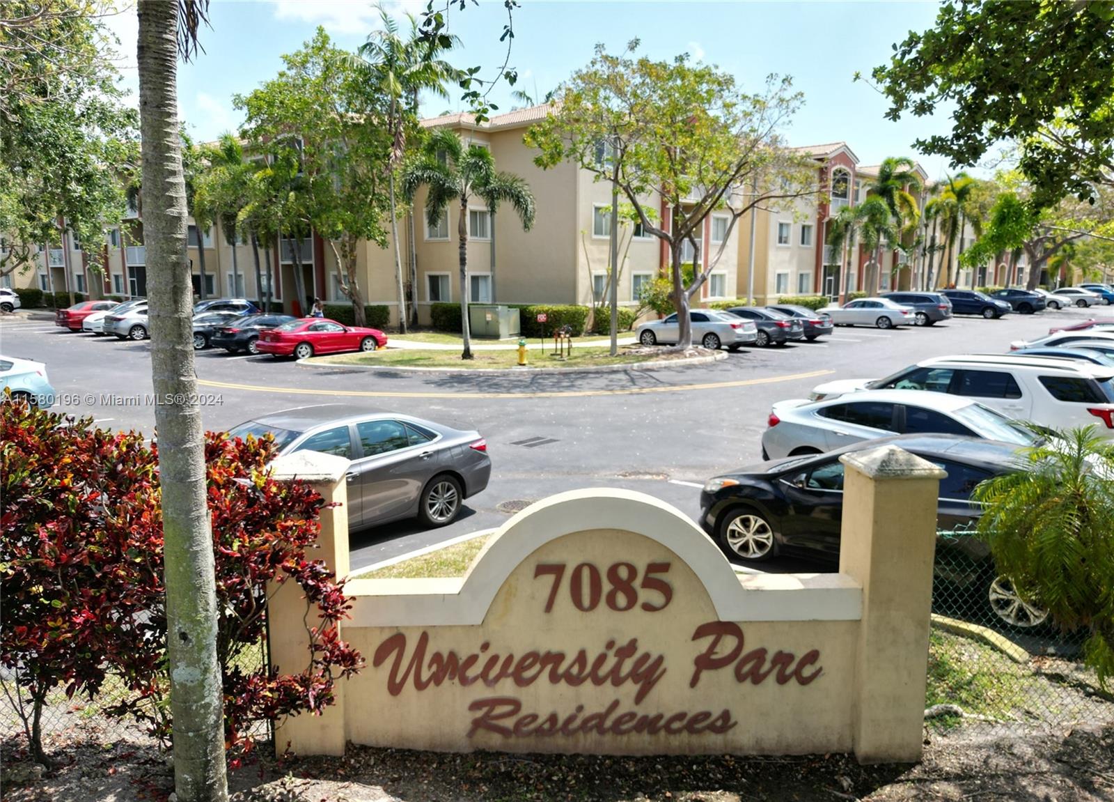 7085 Nova Dr #313, Davie, Florida image 2