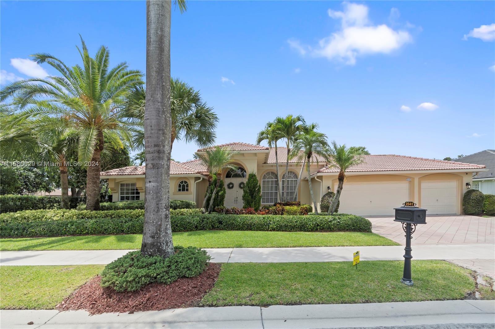 2541 Golf View Dr, Weston, Florida image 2