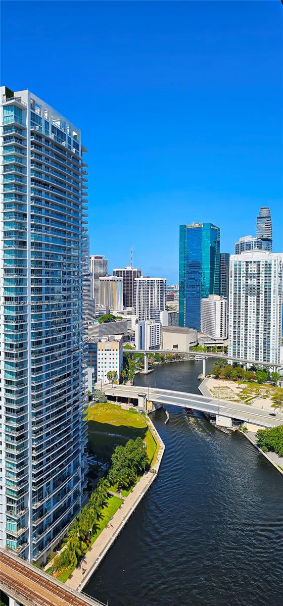 690 SW 1st Ct #PHII09, Miami FL 33130