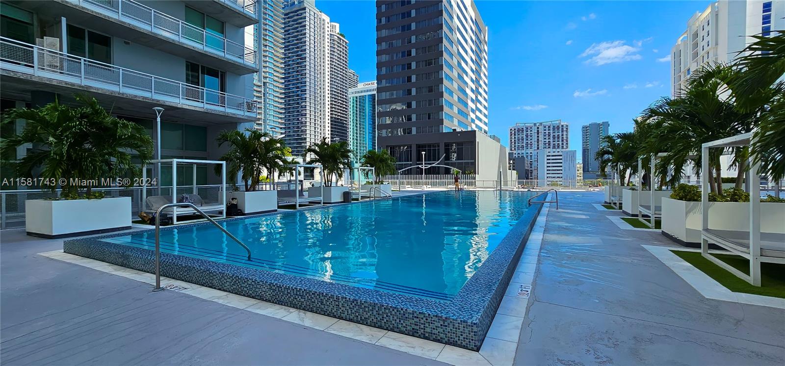 690 SW 1st Ct #PHII09, Miami FL 33130