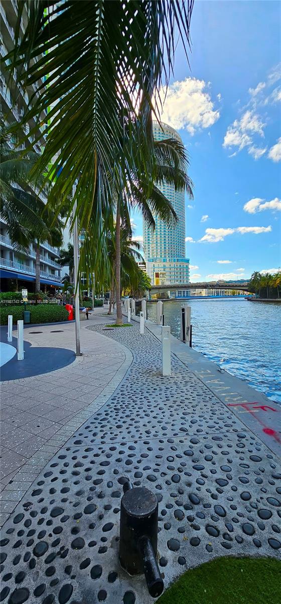 690 SW 1st Ct #PHII09, Miami FL 33130