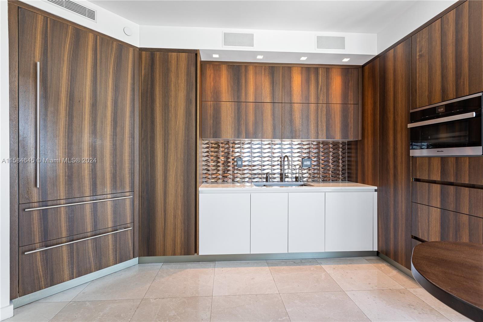 300 S Pointe Dr #2405, Miami Beach FL 33139