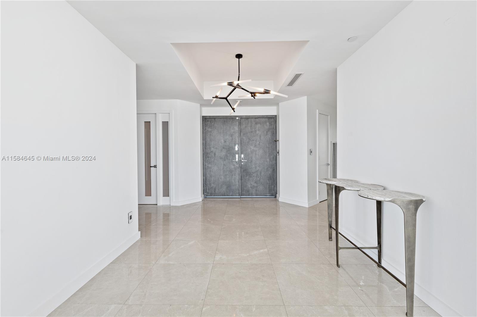 300 S Pointe Dr #2405, Miami Beach FL 33139