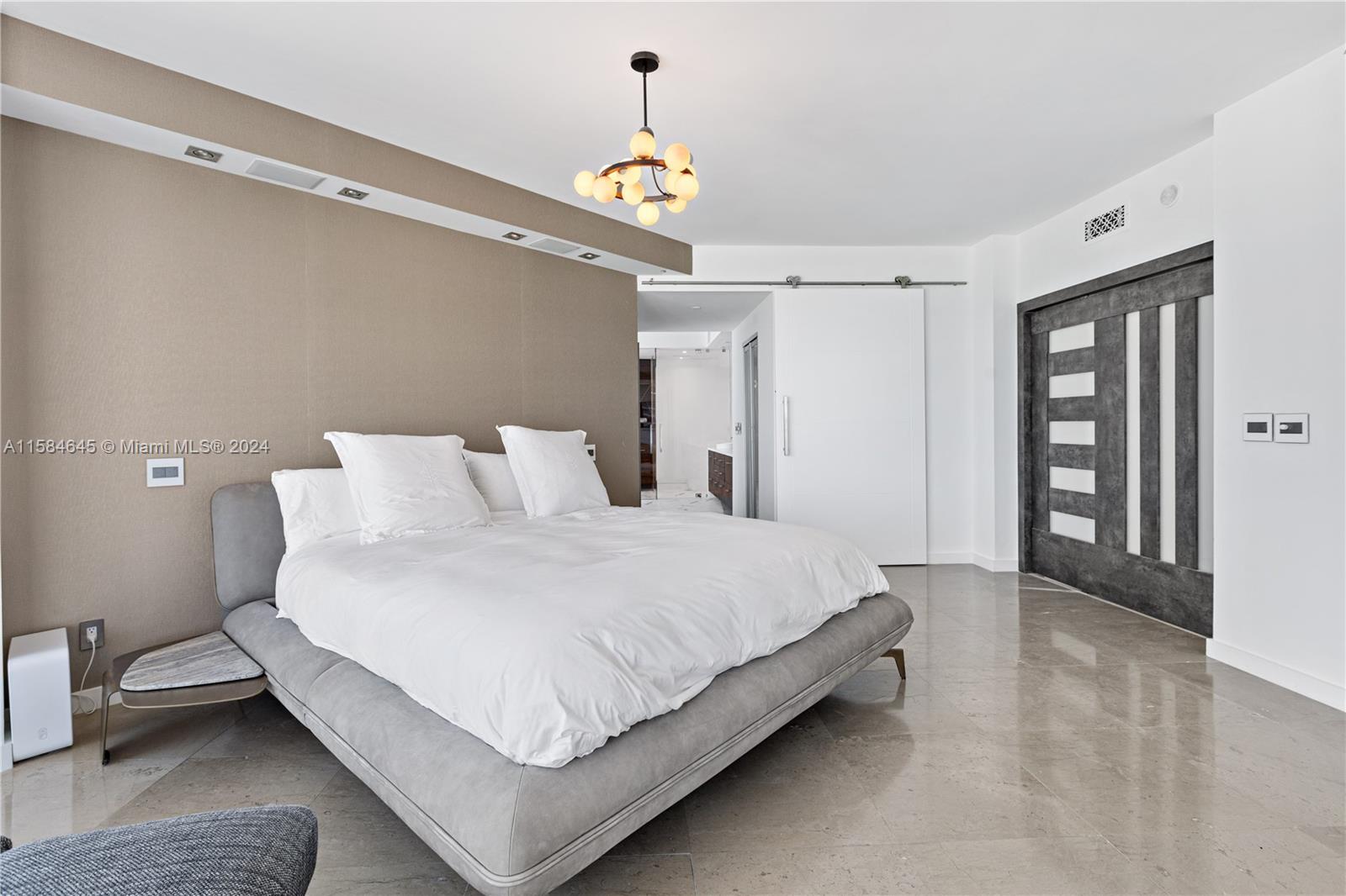 300 S Pointe Dr #2405, Miami Beach FL 33139