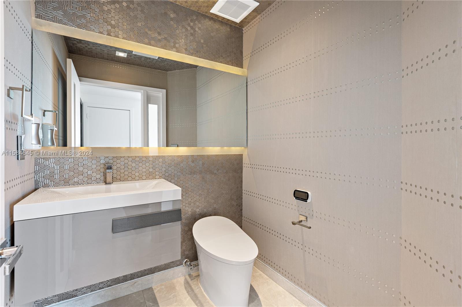 300 S Pointe Dr #2405, Miami Beach FL 33139