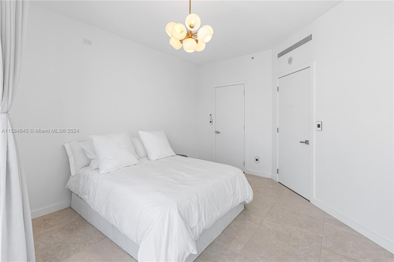 300 S Pointe Dr #2405, Miami Beach FL 33139