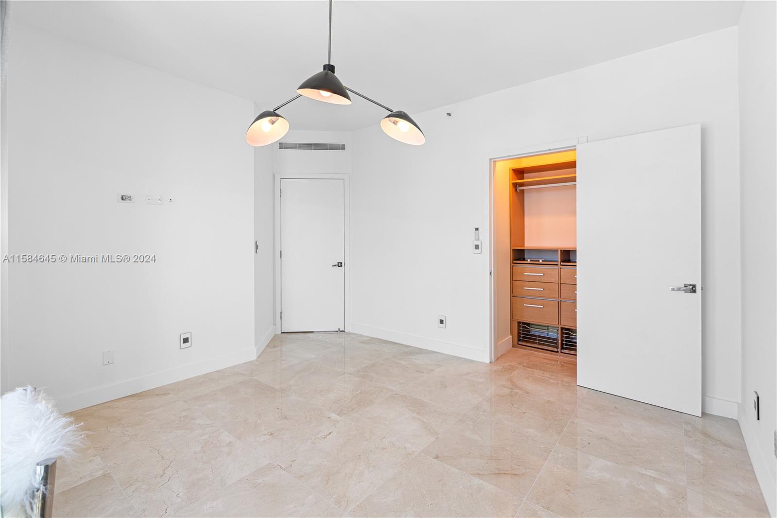 300 S Pointe Dr #2405, Miami Beach FL 33139