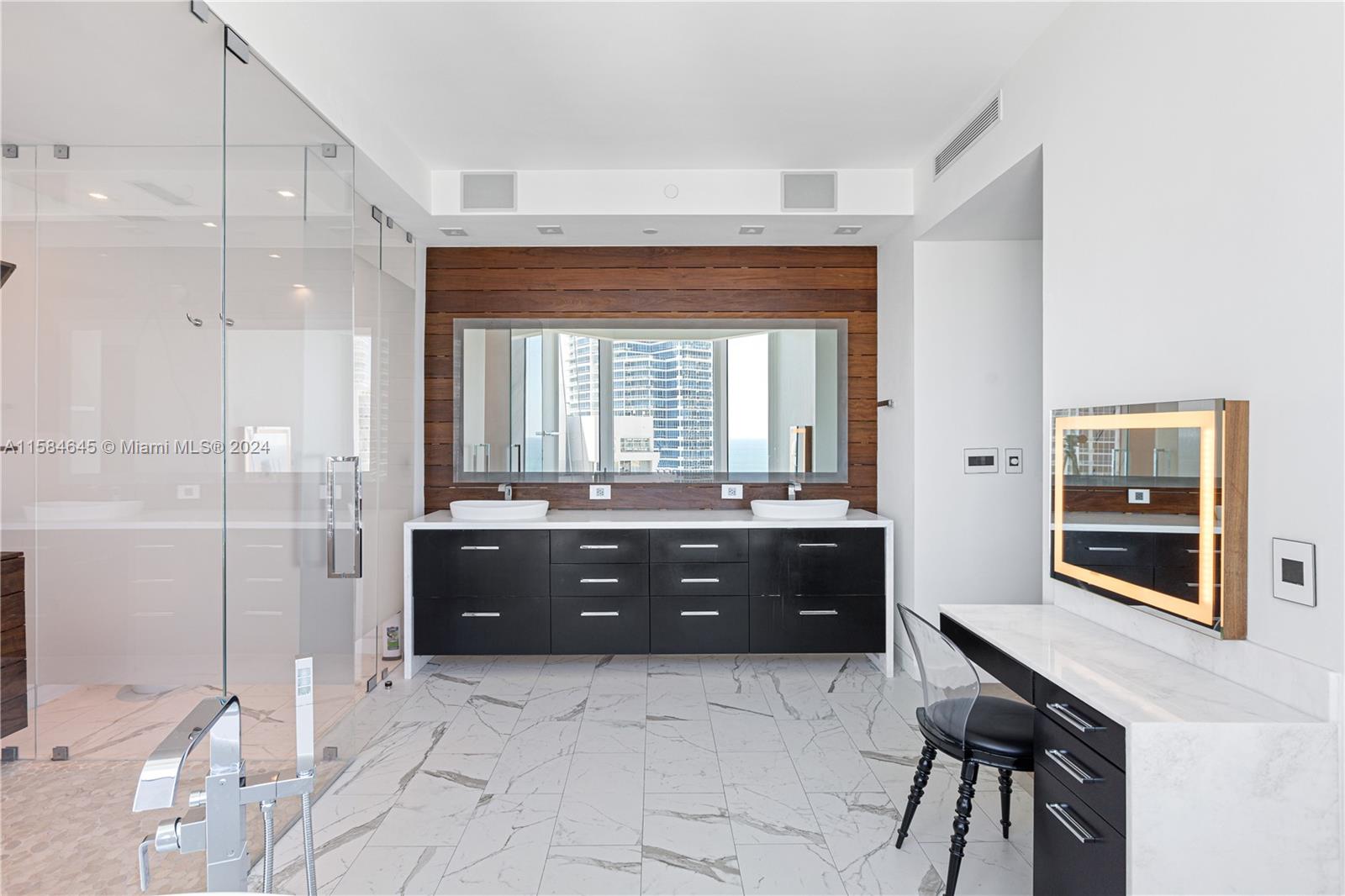 300 S Pointe Dr #2405, Miami Beach FL 33139