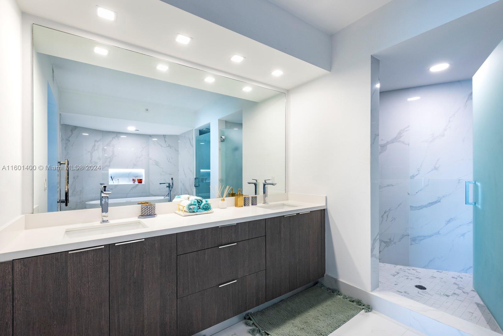300 S Pointe Dr #3604, Miami Beach FL 33139