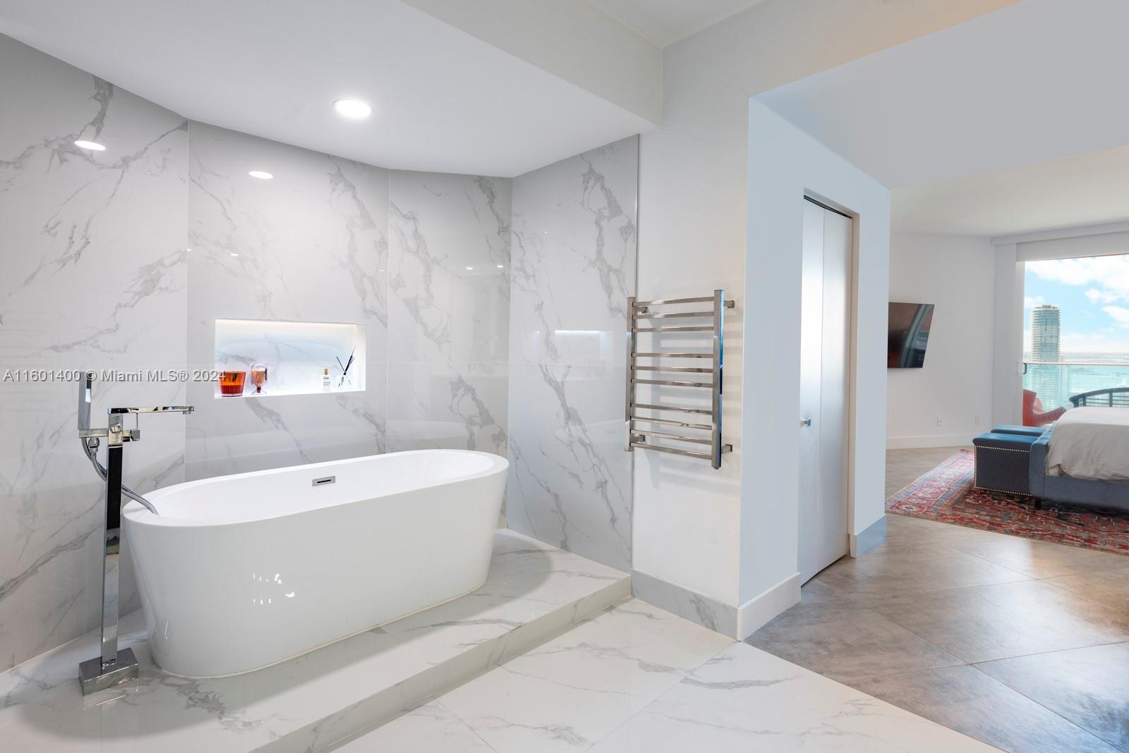 300 S Pointe Dr #3604, Miami Beach FL 33139