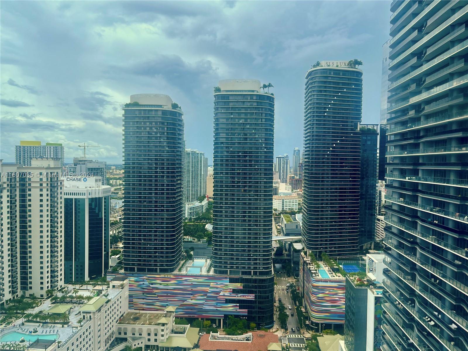 Amazing location, one-bedroom condo nestled in the vibrant heart of Brickell, perfectly positioned between Brickell City Centre and Mary Brickell Village. Immerse yourself in
Miami’s premier dining, shopping, and nightlife. This residence boasts floor-to-ceiling windows and a spacious terrace, offering stunning views of the city skyline, bay, and Miami
River. The full-service building offers extraordinary amenities, including a breathtaking rooftop pool, a cutting-edge fitness center, a luxurious spa with a jacuzzi, sauna, and steam
room, three club rooms, a movie theater, and a children's playroom.